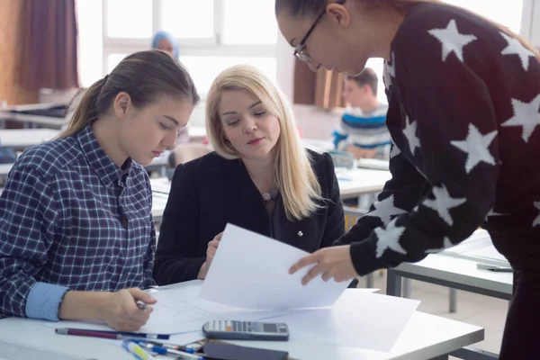 Professeure d'architecture au travail. Professeur féminin expliquer ar — Photo