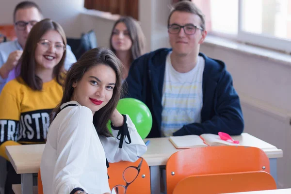 Happy college studenten tijdens de les kijken naar camera met smil — Stockfoto