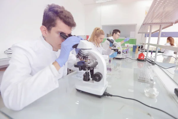 Grupo de jóvenes científicos de laboratorio que trabajan en el laboratorio con test tu —  Fotos de Stock