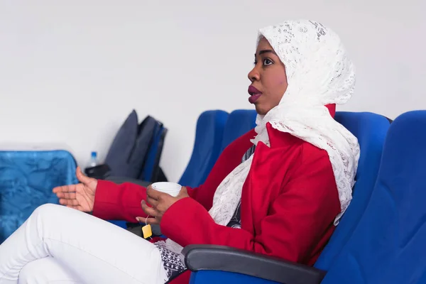 Mooie vrouwelijke afro hijab moslim student luister zorgvuldig dur — Stockfoto