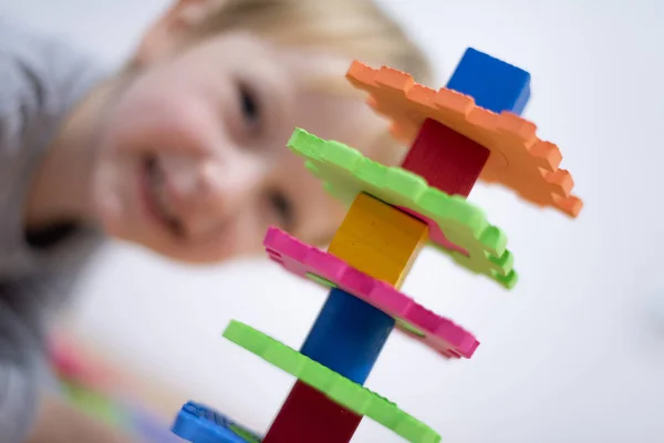 Bambino prescolare che gioca con blocchi di giocattoli colorati. Ragazzo che gioca — Foto Stock
