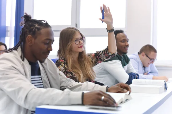 Studenten leven op de campus.Portret van vrouwelijke studenten — Stockfoto