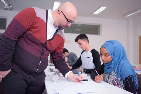 Professore di architettura maschile spiegare lezione di stu multietnico — Foto Stock