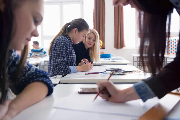 Női építésztanár a munkahelyén. Női professzor magyarázza el ar — Stock Fotó