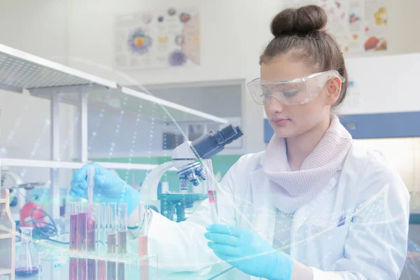 Jovem cientista do laboratório que trabalha em laboratório com tubos de ensaio — Fotografia de Stock