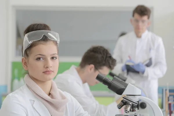 Skupina mladých laboratorních vědců pracujících v laboratoři s testem tu — Stock fotografie