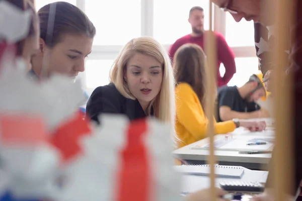 Professeure d'architecture au travail. Professeur féminin expliquer ar — Photo