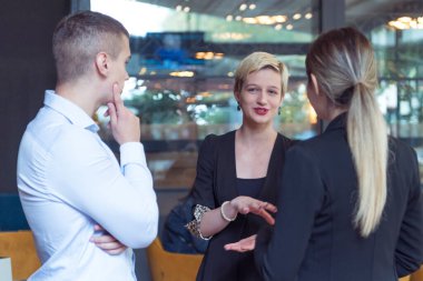 Tam konsantrasyon. Modern kahve dükkanında çalışan ve iletişim kuran bir grup genç iş adamı..