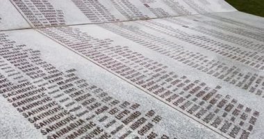 Srebrenica, Bosna-Hersek, Haziran 01, 2020: 1995 katliamının kurbanları için Srebrenica-Potocari anıtı ve mezarlığı