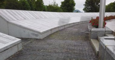 Srebrenica, Bosna-Hersek, Haziran 01, 2020: 1995 katliamının kurbanları için Srebrenica-Potocari anıtı ve mezarlığı