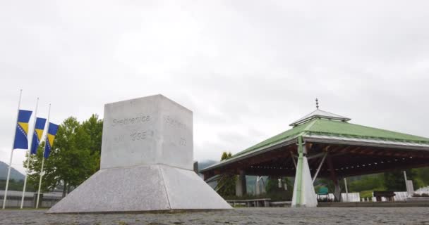 Σρεμπρένιτσα Βοσνία Ερζεγοβίνη Ιουνίου 2020 Μνημείο Σρεμπρένιτσα Ποτοτσάρι Και Νεκροταφείο — Αρχείο Βίντεο