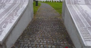 Srebrenica, Bosna-Hersek, Haziran 01, 2020: 1995 katliamının kurbanları için Srebrenica-Potocari anıtı ve mezarlığı