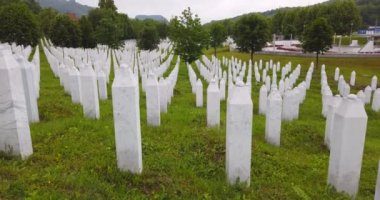 Srebrenica, Bosna-Hersek, Haziran 01, 2020: 1995 katliamının kurbanları için Srebrenica-Potocari anıtı ve mezarlığı