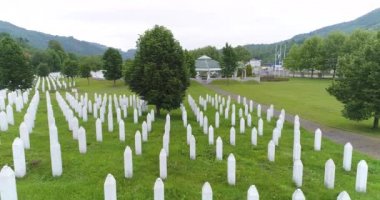 Srebrenica, Bosna-Hersek, Haziran 01, 2020: 1995 katliamının kurbanları için Srebrenica-Potocari anıtı ve mezarlığı