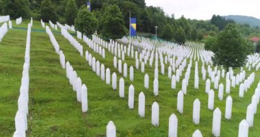 Srebrenica, Bosna-Hersek, Haziran 01, 2020: 1995 katliamının kurbanları için Srebrenica-Potocari anıtı ve mezarlığı