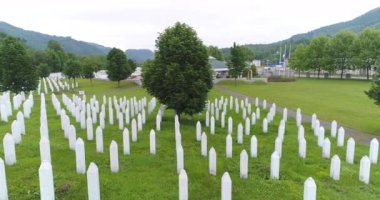 Srebrenica, Bosna-Hersek, Haziran 01, 2020: 1995 katliamının kurbanları için Srebrenica-Potocari anıtı ve mezarlığı