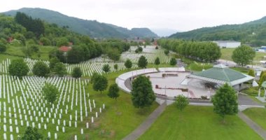 Srebrenica, Bosna-Hersek, Haziran 01, 2020: 1995 katliamının kurbanları için Srebrenica-Potocari anıtı ve mezarlığı