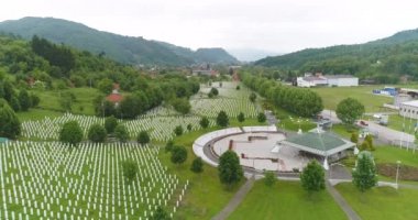 Srebrenica, Bosna-Hersek, Haziran 01, 2020: 1995 katliamının kurbanları için Srebrenica-Potocari anıtı ve mezarlığı