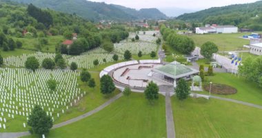 Srebrenica, Bosna-Hersek, Haziran 01, 2020: 1995 katliamının kurbanları için Srebrenica-Potocari anıtı ve mezarlığı
