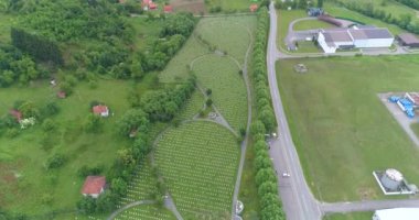 Srebrenica, Bosna-Hersek, Haziran 01, 2020: 1995 katliamının kurbanları için Srebrenica-Potocari anıtı ve mezarlığı