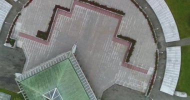 Srebrenica, Bosna-Hersek, Haziran 01, 2020: 1995 katliamının kurbanları için Srebrenica-Potocari anıtı ve mezarlığı