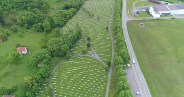 Srebrenica Bosnia Herzegovina Junio 2020 Memorial Cementerio Srebrenica Potocari Para — Vídeos de Stock