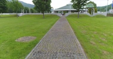 Srebrenica, Bosna-Hersek, Haziran 01, 2020: 1995 katliamının kurbanları için Srebrenica-Potocari anıtı ve mezarlığı