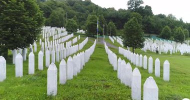 Srebrenica, Bosna-Hersek, Haziran 01, 2020: 1995 katliamının kurbanları için Srebrenica-Potocari anıtı ve mezarlığı