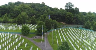 Srebrenica, Bosna-Hersek, Haziran 01, 2020: 1995 katliamının kurbanları için Srebrenica-Potocari anıtı ve mezarlığı