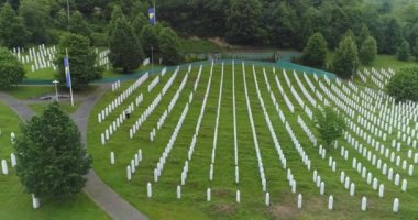 Srebrenica, Bosna-Hersek, Haziran 01, 2020: 1995 katliamının kurbanları için Srebrenica-Potocari anıtı ve mezarlığı