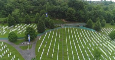 Srebrenica, Bosna-Hersek, Haziran 01, 2020: 1995 katliamının kurbanları için Srebrenica-Potocari anıtı ve mezarlığı