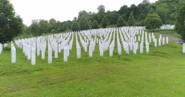 Srebrenica, Bosna-Hersek, Haziran 01, 2020: 1995 katliamının kurbanları için Srebrenica-Potocari anıtı ve mezarlığı
