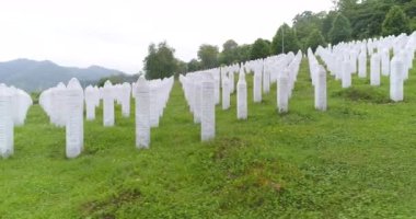 Srebrenica, Bosna-Hersek, Haziran 01, 2020: 1995 katliamının kurbanları için Srebrenica-Potocari anıtı ve mezarlığı