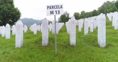 Srebrenica, Bosna-Hersek, Haziran 01, 2020: 1995 katliamının kurbanları için Srebrenica-Potocari anıtı ve mezarlığı