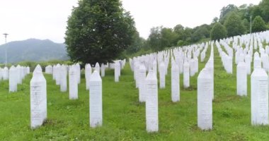 Srebrenica, Bosna-Hersek, Haziran 01, 2020: 1995 katliamının kurbanları için Srebrenica-Potocari anıtı ve mezarlığı