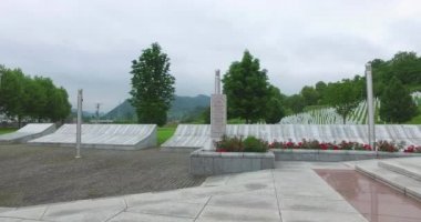 Srebrenica, Bosna-Hersek, Haziran 01, 2020: 1995 katliamının kurbanları için Srebrenica-Potocari anıtı ve mezarlığı