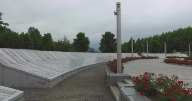 Srebrenica, Bosna-Hersek, Haziran 01, 2020: 1995 katliamının kurbanları için Srebrenica-Potocari anıtı ve mezarlığı