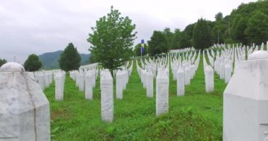Srebrenica, Bosna-Hersek, Haziran 01, 2020: 1995 katliamının kurbanları için Srebrenica-Potocari anıtı ve mezarlığı