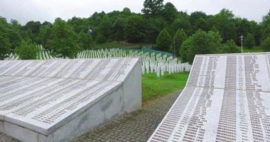 Srebrenica, Bosna-Hersek, Haziran 01, 2020: 1995 katliamının kurbanları için Srebrenica-Potocari anıtı ve mezarlığı