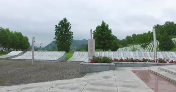 Srebrenica Bosnia Herzegovina Junio 2020 Memorial Cementerio Srebrenica Potocari Para — Vídeo de stock