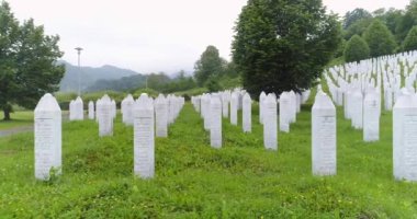 Srebrenica, Bosna-Hersek, Haziran 01, 2020: 1995 katliamının kurbanları için Srebrenica-Potocari anıtı ve mezarlığı