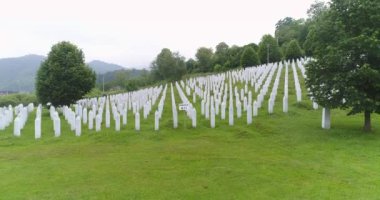 Srebrenica, Bosna-Hersek, Haziran 01, 2020: 1995 katliamının kurbanları için Srebrenica-Potocari anıtı ve mezarlığı