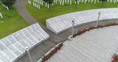 Srebrenica, Bosna-Hersek, Haziran 01, 2020: 1995 katliamının kurbanları için Srebrenica-Potocari anıtı ve mezarlığı