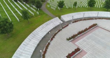 Srebrenica, Bosna-Hersek, Haziran 01, 2020: 1995 katliamının kurbanları için Srebrenica-Potocari anıtı ve mezarlığı