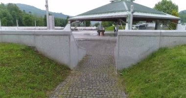 Srebrenica, Bosna-Hersek, Haziran 01, 2020: 1995 katliamının kurbanları için Srebrenica-Potocari anıtı ve mezarlığı