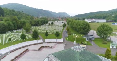 Srebrenica, Bosna-Hersek, Haziran 01, 2020: 1995 katliamının kurbanları için Srebrenica-Potocari anıtı ve mezarlığı