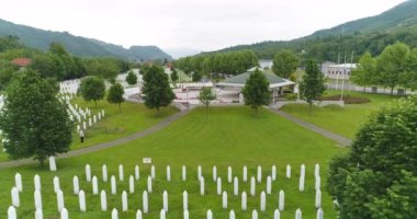 Srebrenica, Bosna-Hersek, Haziran 01, 2020: 1995 katliamının kurbanları için Srebrenica-Potocari anıtı ve mezarlığı