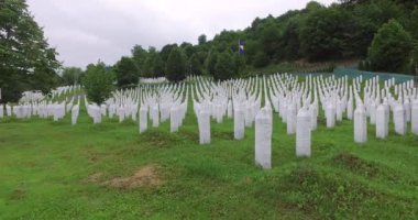 Srebrenica, Bosna-Hersek, Haziran 01, 2020: 1995 katliamının kurbanları için Srebrenica-Potocari anıtı ve mezarlığı