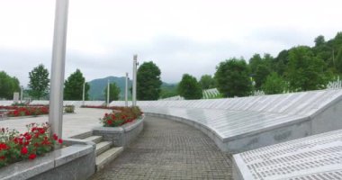 Srebrenica, Bosna-Hersek, Haziran 01, 2020: 1995 katliamının kurbanları için Srebrenica-Potocari anıtı ve mezarlığı