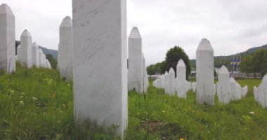 Srebrenica, Bosna-Hersek, Haziran 01, 2020: 1995 katliamının kurbanları için Srebrenica-Potocari anıtı ve mezarlığı
